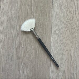 Morphe M310 Large Soft Fan Highlighter Brush Extra-Wide Makeup Brush